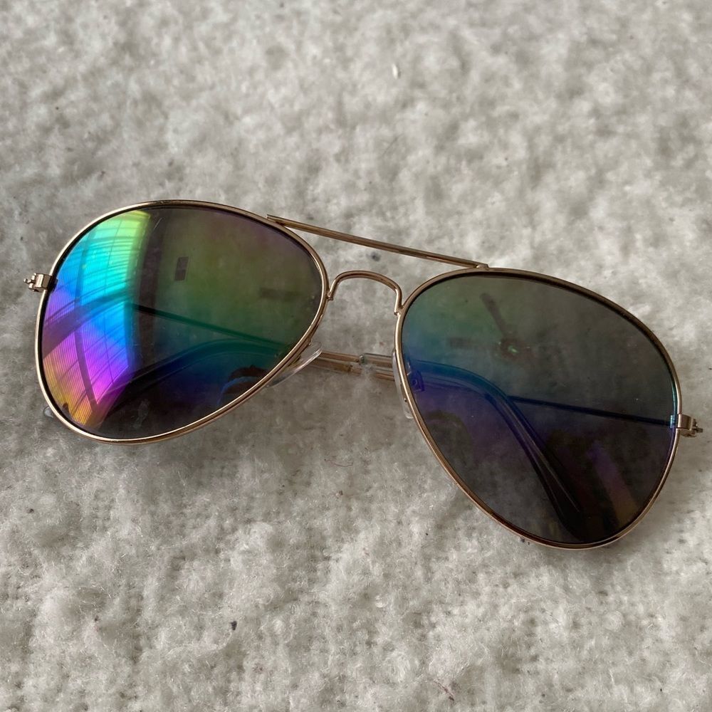 Classic Aviator Sunglasses with Gold Frames